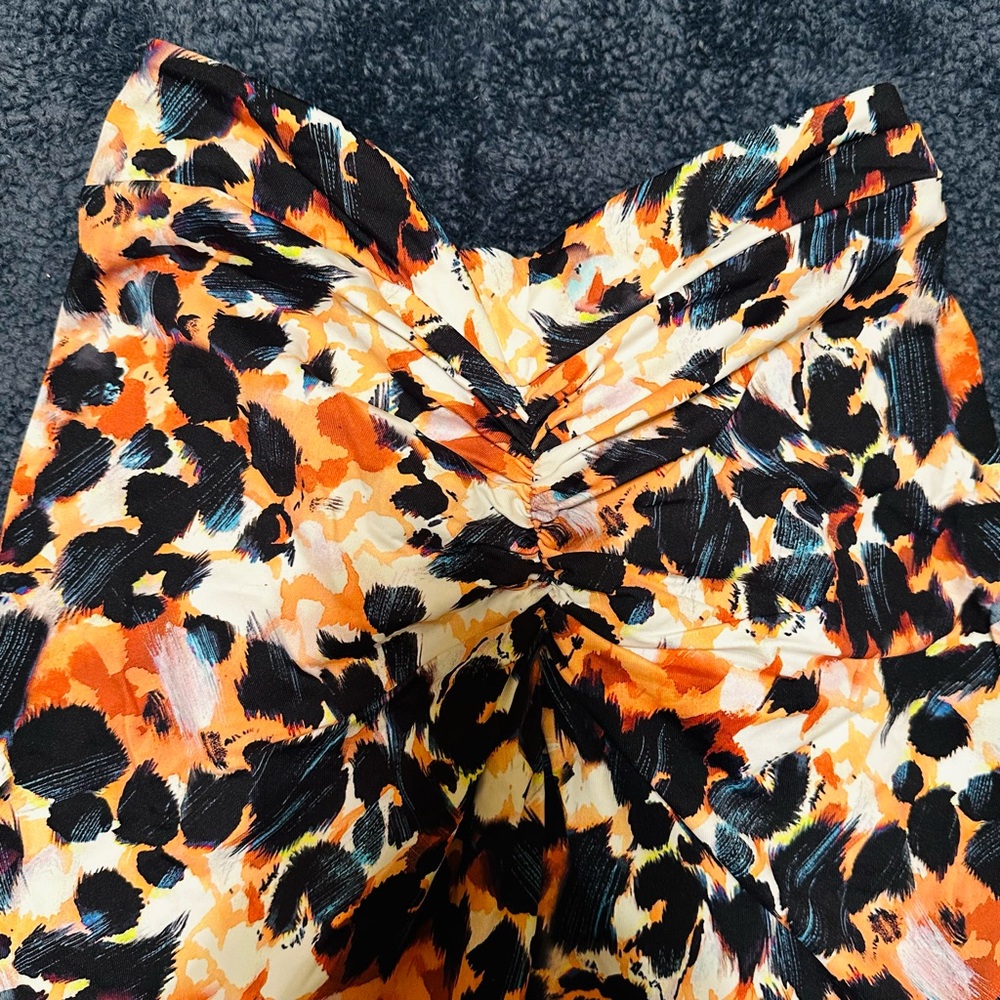 LiCi Fit Leopard Print V-Cut Scrunch Butt Athletic Shorts - M - Picture 5 of 5